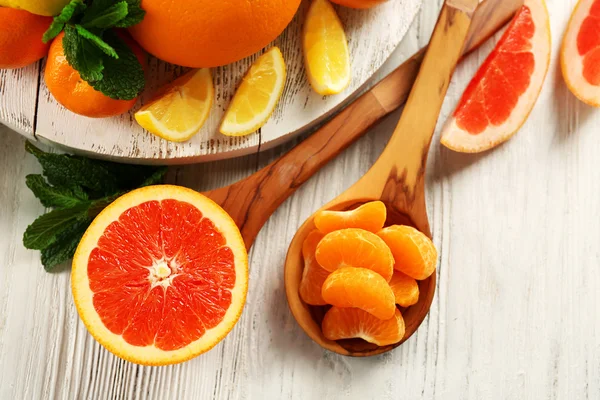 木製ライト テーブルの別の柑橘系の果物の部分 — ストック写真