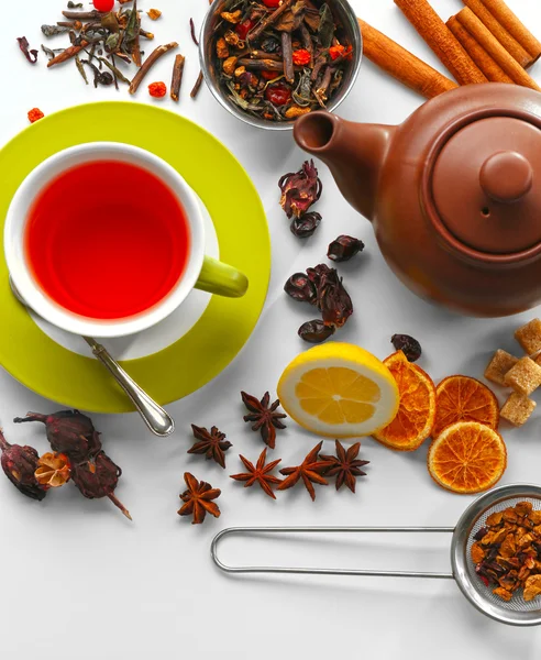 Tazza di tè e deliziosi ingredienti in tavola — Foto Stock