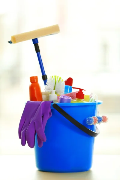 Temizlik seti araçları ve ürünleri ile — Stok fotoğraf