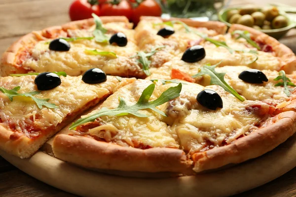 Čerstvé pečené pizzy, zblízka — Stock fotografie