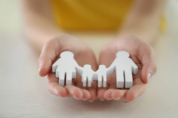 Ženské ruce držící rodině postava — Stock fotografie