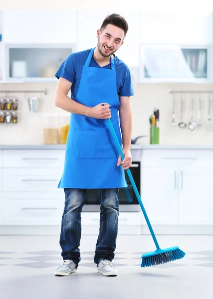 Uomo Spazzare Pavimento Cucina — Foto Stock