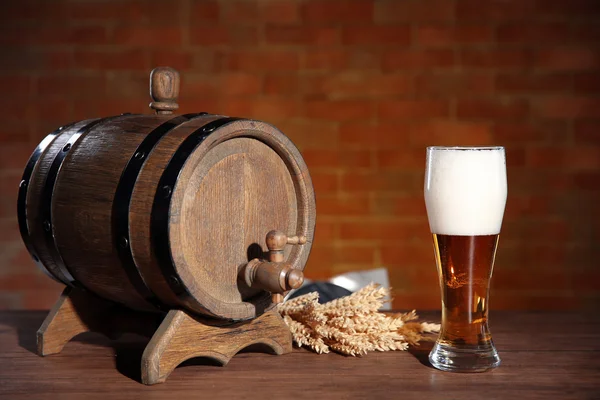 Bicchiere di birra leggera con barile di legno — Foto Stock