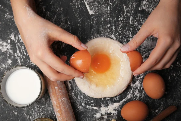 Vrouwelijke handen maken deeg, bovenaanzicht — Stockfoto