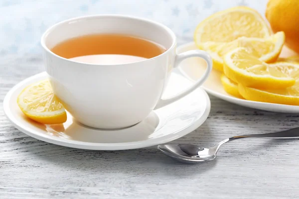 Tasse Tee auf hellem Holzgrund — Stockfoto