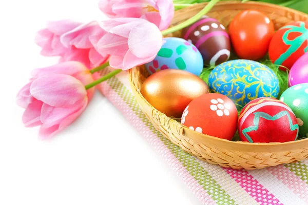 五颜六色的复活节彩蛋和郁金香 — 图库照片