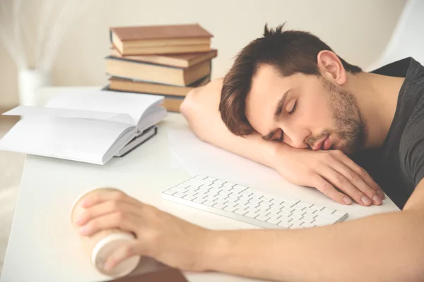 Man viel in slaap tijdens de lezing. — Stockfoto