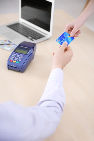 Werking van de betaling met creditcard — Stockfoto