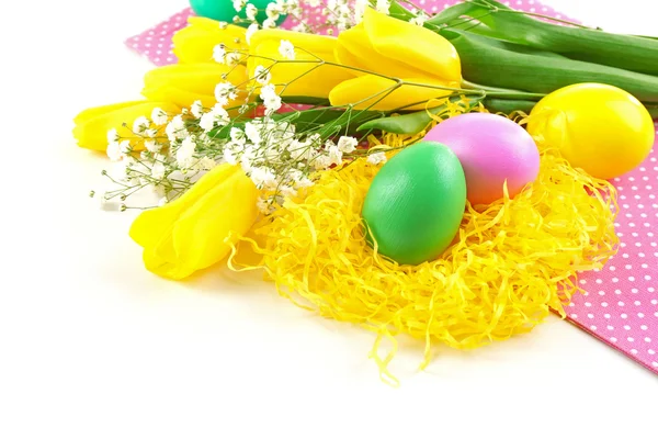 Rengarenk Paskalya yumurtaları ve laleler — Stok fotoğraf