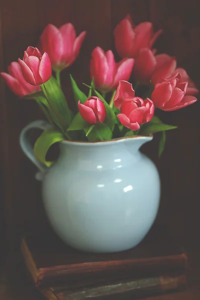 Tulipanes rosados en un jarrón — Foto de Stock
