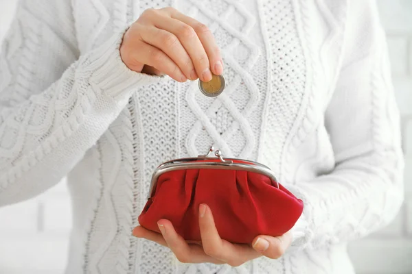 Femme prend l'argent d'un portefeuille rouge — Photo