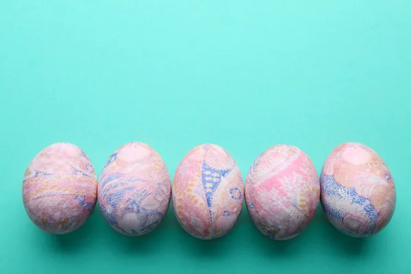 Velikonoční vejce v řadě, pohled shora — Stock fotografie