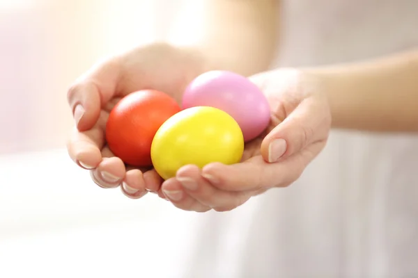 Mani femminili che tengono uova di Pasqua — Foto Stock