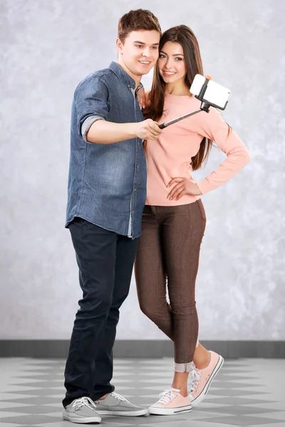 Teenager Couple Making Photo Self Mobile Phone Grey Background — Stock Photo, Image