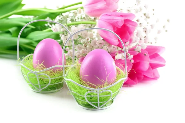 Oeufs de Pâques et tulipes isolés sur blanc — Photo