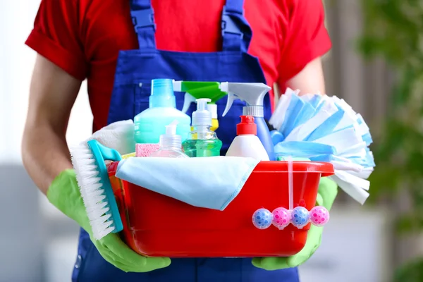 Homem Segurando Bacia Plástico Com Detergentes Dentro Casa — Fotografia de Stock