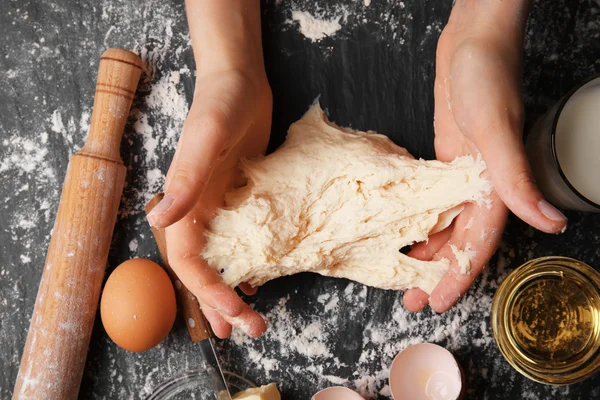 Vrouwelijke handen kneden deeg, bovenaanzicht — Stockfoto