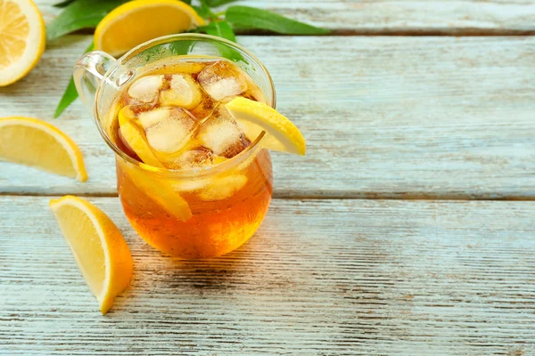 Стакан чая с лимоном на деревянном столе — стоковое фото