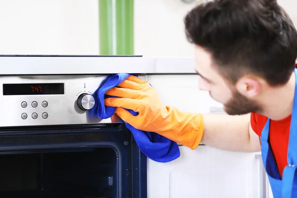 Man cleaning oven — Stock Photo, Image