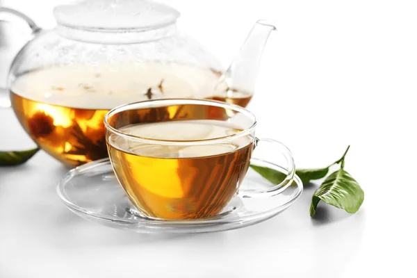 Elszigetelt fehér teáskanna és tea Cup — Stock Fotó