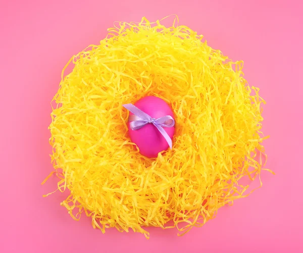 Velikonoční vejce v hnízdě slámy — Stock fotografie