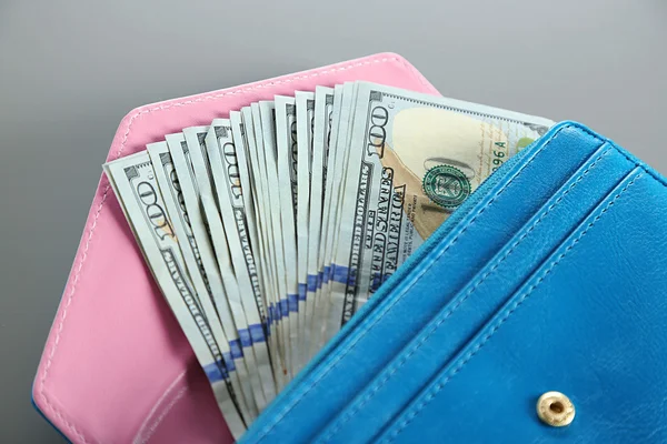 Blaue Brieftasche mit Dollarscheinen — Stockfoto