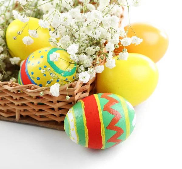 Huevos de Pascua multicolores y gypsophila —  Fotos de Stock