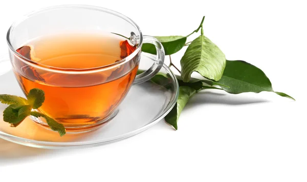 Tazza di tè e foglie di tè isolate su bianco — Foto Stock