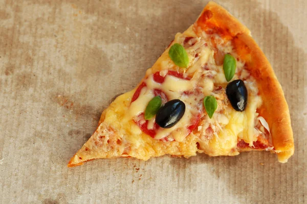 Plak van vers gebakken pizza, bovenaanzicht — Stockfoto