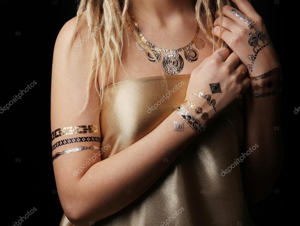 Goed Ik denk dat ik ziek ben Verdienen Jong Blond Meisje Met Gouden Zilveren Flash Tattoo Zwarte Achtergrond —  Stockfoto © belchonock #104351808