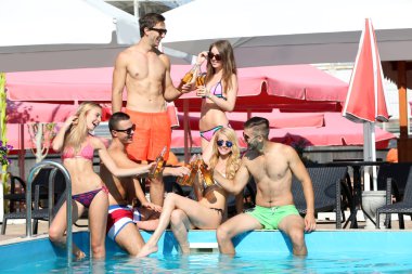 Gençler eğleniyor. 