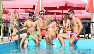 Gençler eğleniyor. 