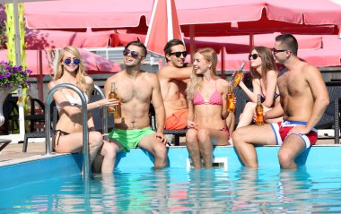 Gençler eğleniyor. 