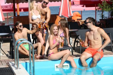 Gençler eğleniyor. 