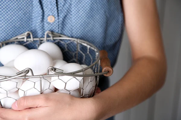 Jajka w koszyku w ręce kobiety — Zdjęcie stockowe