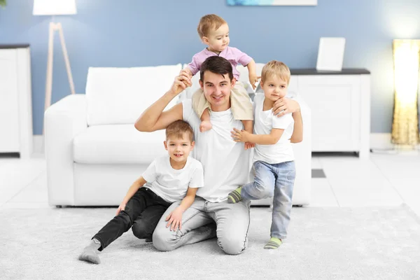 Conceito Familiar Pai Com Filhos Estão Brincando Quarto — Fotografia de Stock