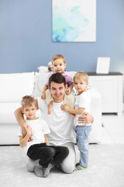 Concepto Familiar Padre Con Hijos Están Jugando Habitación —  Fotos de Stock