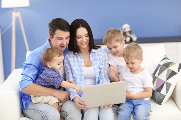 Conceito Familiar Família Feliz Com Laptop Sofá Quarto — Fotografia de Stock