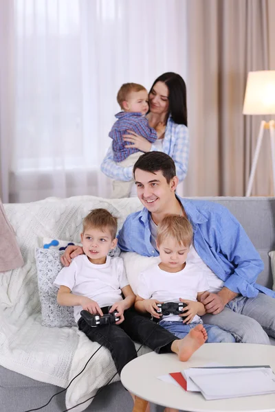 Conceito Familiar Pai Com Filhos Estão Jogando Videogames Sala — Fotografia de Stock