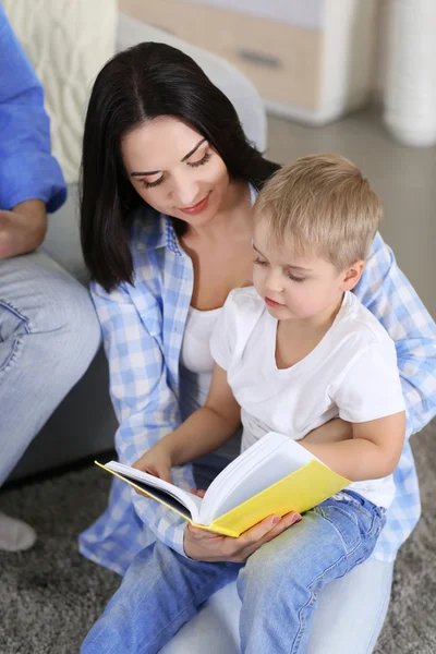 Familjen Koncept Lycklig Familj Tillsammans Läsa Böcker Rummet — Stockfoto