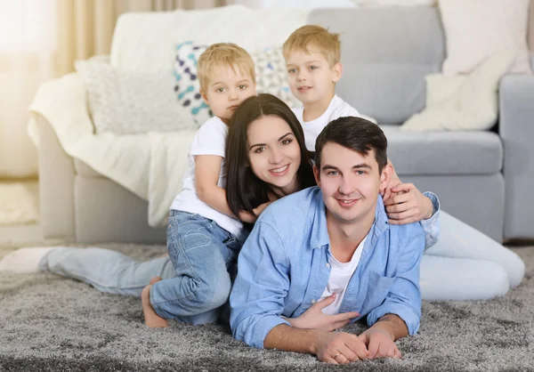 Concepto Familiar Familia Feliz Juntos Habitación —  Fotos de Stock