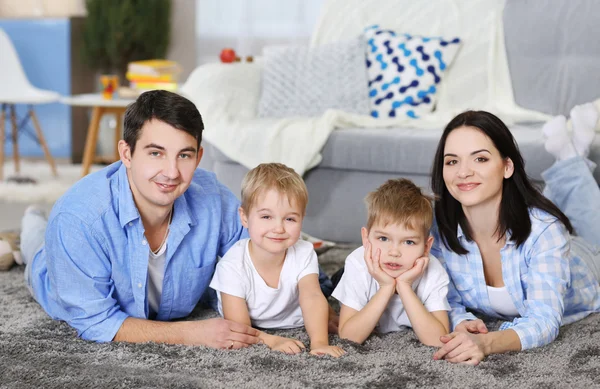 Conceito Familiar Família Feliz Deitada Chão Sala — Fotografia de Stock