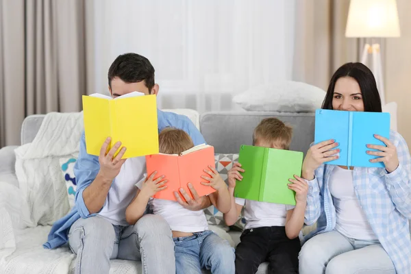 家庭观念 愉快的家庭与五颜六色的书在房间里 — 图库照片
