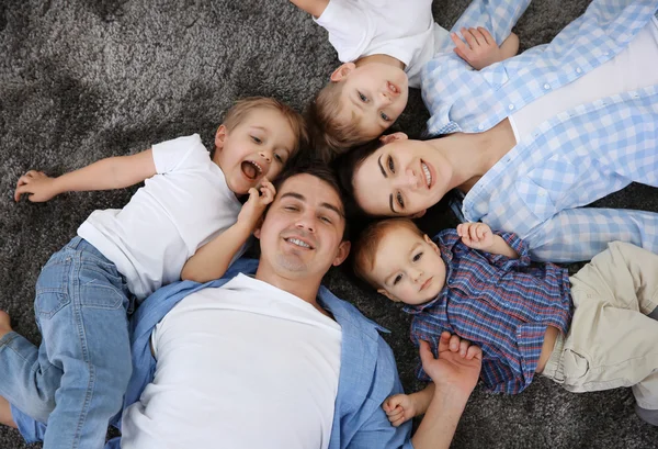 Aile Kavramı Mutlu Aile Baş Yerde Yatarken — Stok fotoğraf
