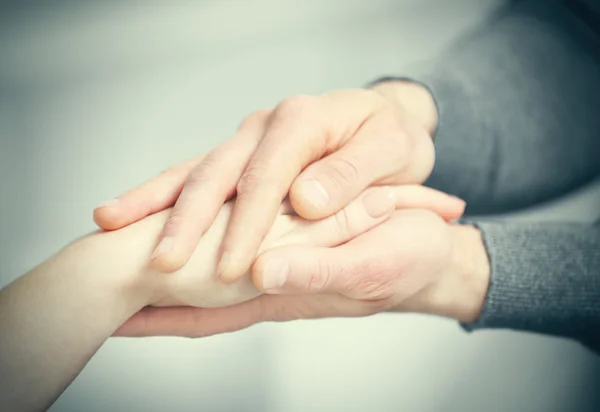 Man en vrouw houden handen closeup — Stockfoto