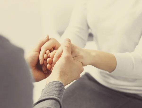 Man en vrouw houden handen closeup — Stockfoto