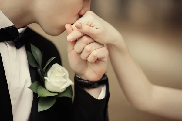 Sposo baciare la mano della sposa — Foto Stock