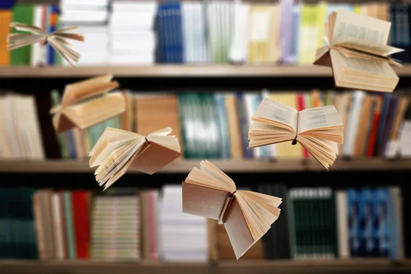Bücher in Bibliothek aufschlagen — Stockfoto