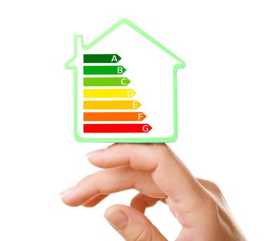 Enerji verimliliği ölçek görüntü üzerine beyaz izole ile el holding ev