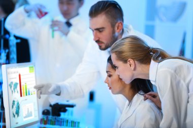 Tıbbi teknisyenler laboratuvarda çalışan